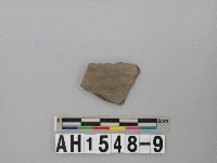 藏品(灰色夾砂陶片)的圖片